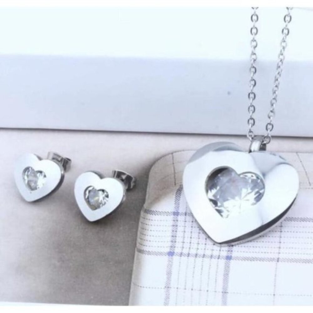 Women's‎ Heart Stainless Steel Necklace set NWT